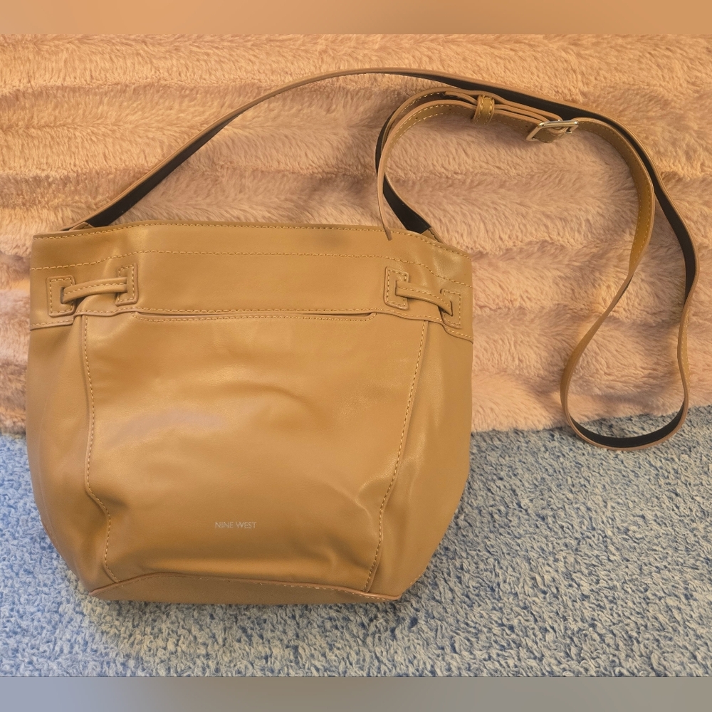 Nine West Take A Lift Crossbody Bag Tan W/ Black Tassles NWOT - Picture 2 of 7
